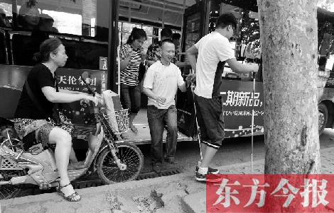 每到下車時，宋鵬（右一）和胡興開（右二）都很艱難，好在周圍的市民都挺照顧的