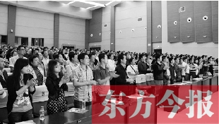 演員謝幕時，沒有觀眾離場，而是全部起立熱烈鼓掌