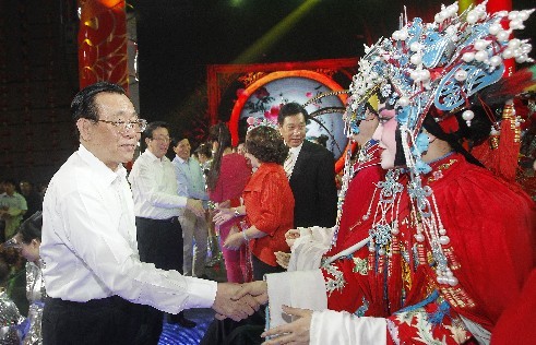頒獎晚會結(jié)束后，王剛（左一）、郭庚茂（左二）、謝伏瞻（左三）上臺和演職人員握手