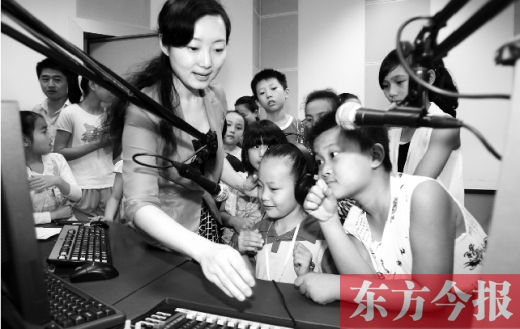 河南廣電全媒體小記者參觀河南電臺教育廣播樂活1066，體驗(yàn)當(dāng)主持人的樂趣