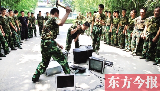 為了讓孩子表達戒除網(wǎng)癮的決心，學校組織孩子親手砸毀電腦