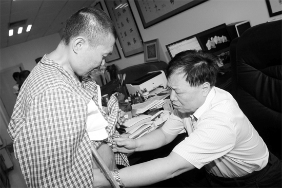 昨天，陜西西安第四軍醫(yī)大學(xué)唐都醫(yī)院骨腫瘤專家范清宇教授（右）在為李剛做檢查