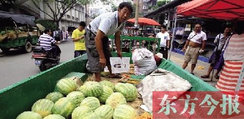 因?yàn)橐估锼?，?lái)鄭州賣瓜的開封瓜農(nóng)姚老漢不但丟錢還丟瓜