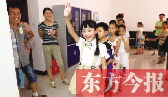 成長(zhǎng)訓(xùn)練營(yíng)面試在東方今報(bào)發(fā)行中心舉行。圖為面試現(xiàn)場(chǎng)
