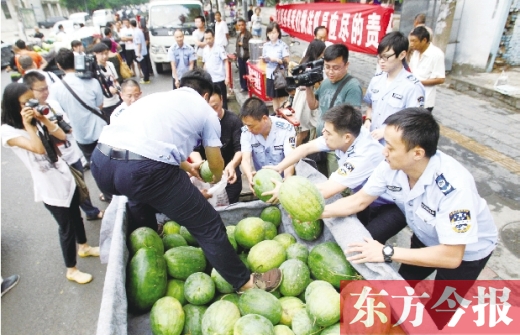 過秤開始，鄭州管城區(qū)城市管理執(zhí)法局等五局委共買了96500斤西瓜