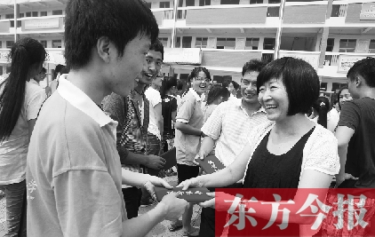 7月23日，晨鐘教育集團(tuán)黨委書記張玲為支教大學(xué)生頒發(fā)證書