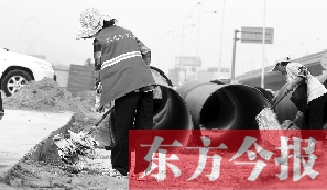 鄭州市鄭東新區(qū)，烈日下工作的環(huán)衛(wèi)工