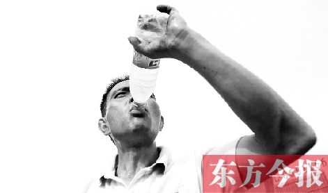 高溫天氣下，鄭州自來水搶險工人老趙經(jīng)常是喝水趕不上出汗
