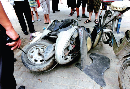 8月3日，棉紡路與六廠前街交叉口附近一輛水泥罐車突然爆胎，路邊一輛電動車被沖擊波震翻報廢