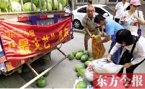 昨日，得知“最文藝瓜農(nóng)”祁老漢（左一）被困，市民紛紛購(gòu)愛心瓜