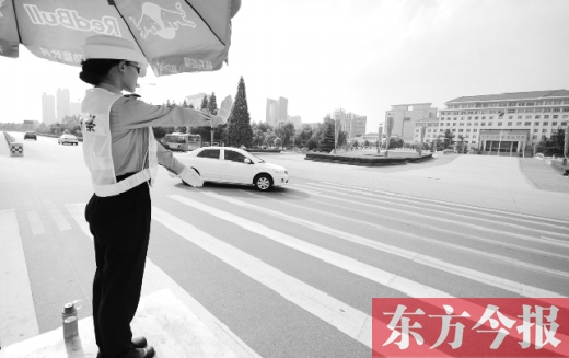 昨日，駐馬店市開源大道，女交警冒高溫指揮交通
