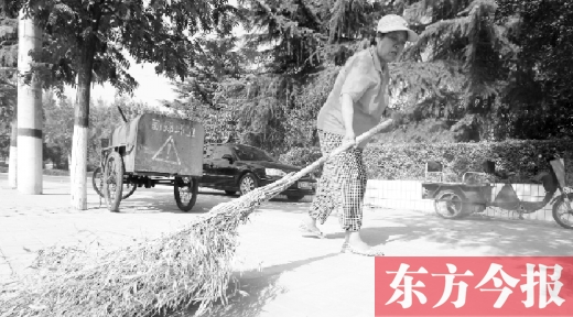 昨天下午4點，新鄭市溱水路，64歲的陳明花正在打掃衛(wèi)生，這一段曾是靳春波負責的路段