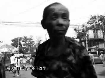 視頻中的男子面對鏡頭發(fā)泄心中的不滿：不合理，明擺著剝削人