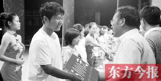 8月25日，河南電視臺(tái)8號(hào)演播廳，寒門(mén)學(xué)子每人拿到了5000元助學(xué)金