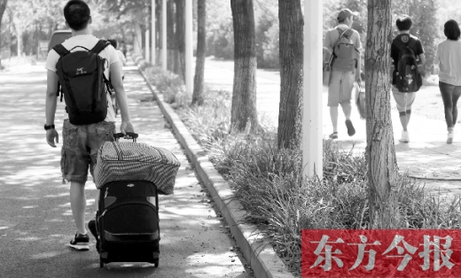 滿載著家人的希望，沿著學(xué)校的路標(biāo)，鄭州大學(xué)新生入學(xué)了，一位新生自己帶著行李來報(bào)到