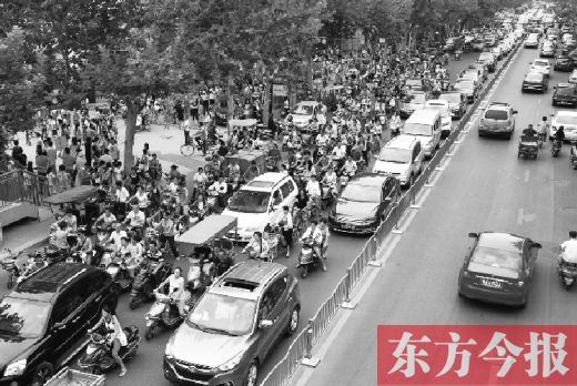 鄭州市城東路上，因為附近兩所小學(xué)開學(xué)，造成交通大擁堵