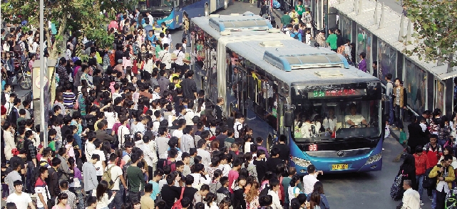 鄭州火車站，等候公交車的人們 東方今報記者 劉棟杰圖