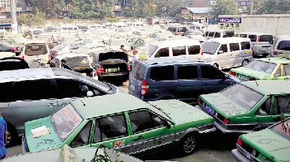 國(guó)慶期間，鄭州市客運(yùn)管理處查處的大批非法營(yíng)運(yùn)車輛