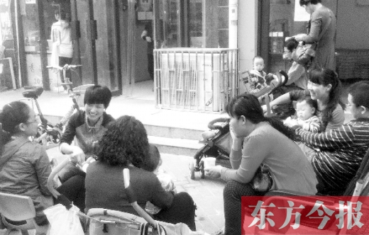 鄭州未來路附近的一家小兒推拿店，等待為孩子做推拿的家長在門口排起了隊