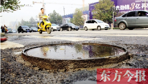 鄭州市航海路與興華南街交叉口當中，一處突出地面的窨井口隨時“伏擊”著粗心的路人