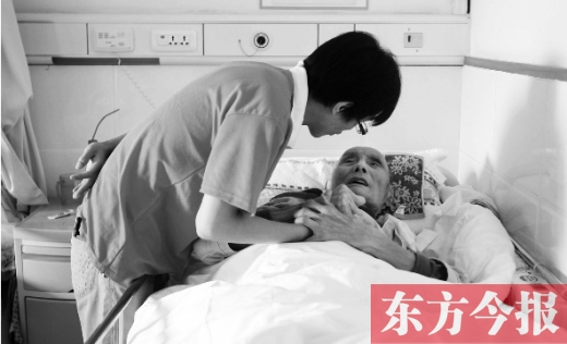 10月11日，鄭州愛馨養(yǎng)老集團(tuán)。護(hù)工對(duì)老人無微不至地關(guān)懷照顧
