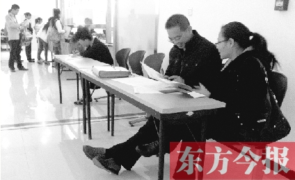 　　10月16日，鄭州市社保中心辦事大廳，新增的桌椅方便了前來辦理手續(xù)的市民