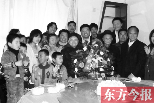 謝云峰、謝韓氏夫婦在生日宴會(huì)上與家人合影　該圖由其家人提供