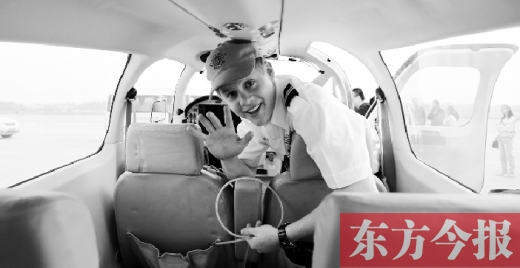 “歡呼”降落鄭州國(guó)際機(jī)場(chǎng)，杰克透過舷窗向人們打招呼