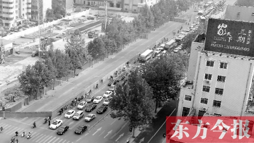 圍擋設(shè)置首日，人們騎車緩慢通行