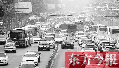 昨日下午4點，在花園路與黃河路口附近，車堵成了“一鍋粥”