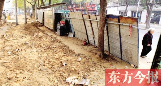 鄭州市紅專路與政七街交叉口，一工地“圍而不動”，步行者只好擇路而行