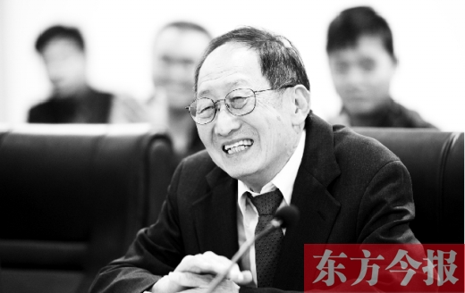 10月24日，美籍華人、諾貝爾物理學(xué)獎獲得者崔琦先生來鄭訪問