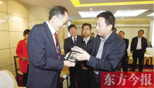 東方今報社社長趙國平（右）向崔琦先生（左）轉(zhuǎn)贈一份特殊的禮物，這份禮物東方今報記者珍藏了15年