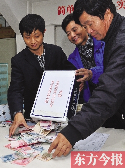 11月2日，鄭州眾多出租車司機(jī)為成都身患重病的的哥鄺德生募捐