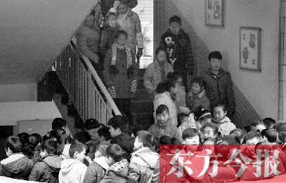 某小學的學生走下樓梯放學。2013年年底前，河南省將掛牌督導覆蓋所有中小學校。