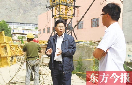 新鄉(xiāng)市援疆前方指揮部指揮長、伊吾縣委副書記鄭援越（中）深入一線調(diào)研