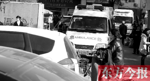 馬路上的機動車越來越多，臨著大路鄭州市第一人民醫(yī)院門口，出急診的救護車常常遭遇堵車