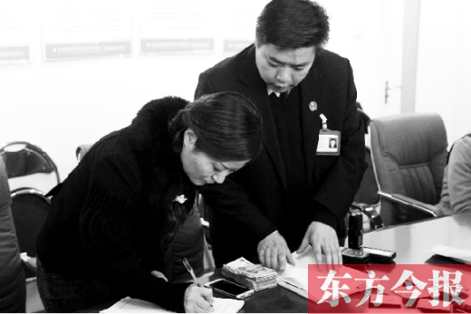 強(qiáng)制執(zhí)行+曝光，讓楊女士（左）拿到補(bǔ)償金