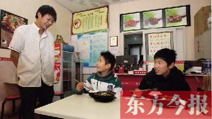 11月30日，鄭州市81中的兩位學(xué)生用勞動(dòng)為自己掙了一頓中午飯，心里很高興