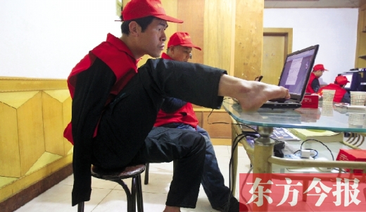 12月2日，一名“豫殘聯(lián)盟”志愿者正通過網絡、微博等聯(lián)絡著各地殘疾人朋友 東方今報首席記者 張曉冬