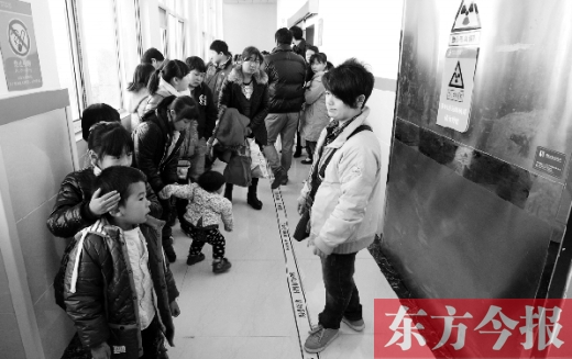 11月30日上午，星星等20余名“袖珍人”到鄭州市兒童醫(yī)院進行骨齡測定
