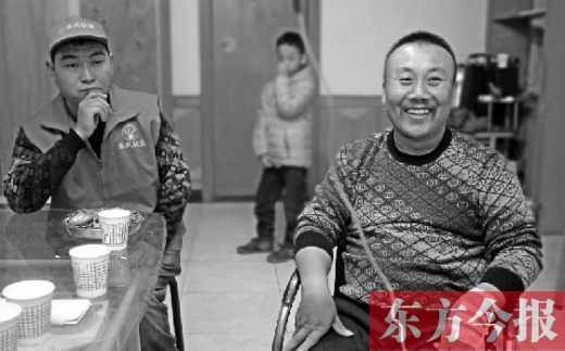 12月2日，“豫殘聯(lián)盟”辦公室里，袁海軍打著點(diǎn)滴與殘疾人朋友們探討著接下來的公益事業(yè)