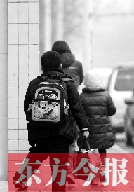 一名學生背著書包走出校門準備回家。教育部發(fā)布規(guī)定，其中明確規(guī)定教師收禮、有償補課等行為將受到相應處分