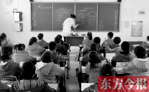 一位老師在給學生們上課。近日，教育部發(fā)布規(guī)定，再次強調(diào)“師德紅線”