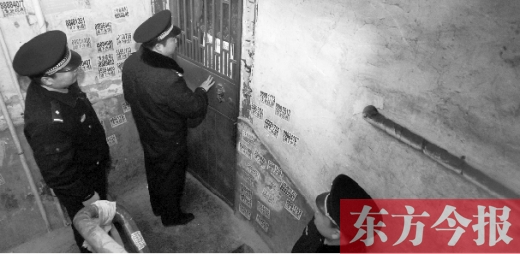 12月3日，鄭州市隴海路。執(zhí)法人員欲進(jìn)入一戶(hù)未辦狗證的居民家中，強(qiáng)行將狗帶走