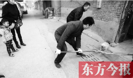 12月3日，鄭州市隴海路。執(zhí)法人員對(duì)一只“辦了證卻不系繩”的狗進(jìn)行捕捉