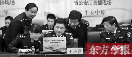省公安廳廳長(zhǎng)王小洪（中）和微博網(wǎng)友在進(jìn)行交談，發(fā)現(xiàn)問題現(xiàn)場(chǎng)馬上解決