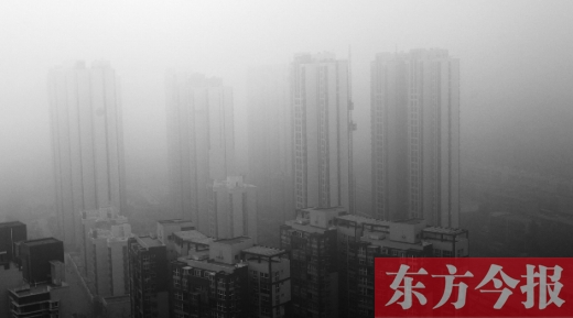 昨天早上，鄭州氣象臺發(fā)布大霧紅色預(yù)警，在霧霾籠罩下，鄭州市區(qū)的高樓大廈隱約可見