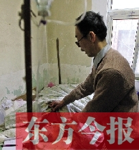 54歲的老楊把自己當(dāng)做護士，不離不棄照顧著已成“植物人”的母親
