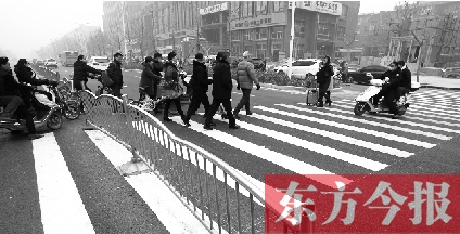 昨日，鄭州市建設(shè)路百花路口，馬路斑馬線被交通護(hù)欄隔斷